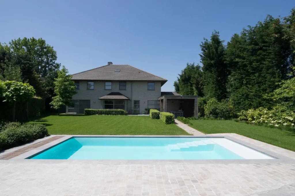 Zwembad in achtertuin renovatie en onderhoud