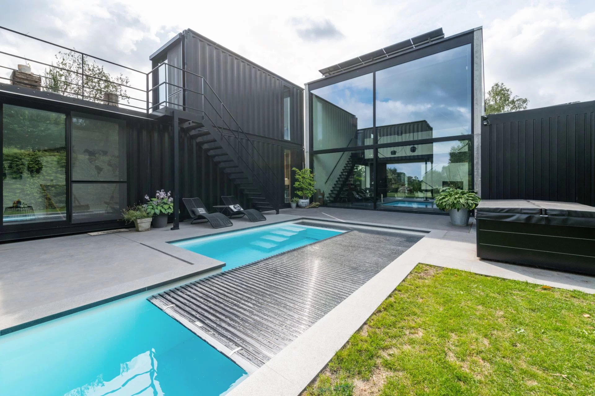 Zwembadbouw zwembaduniek.nl