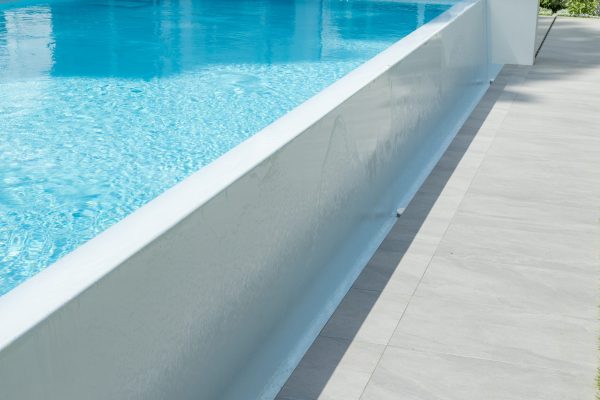 Ueberlaufkante schwimmbecken veltmann scaled 1